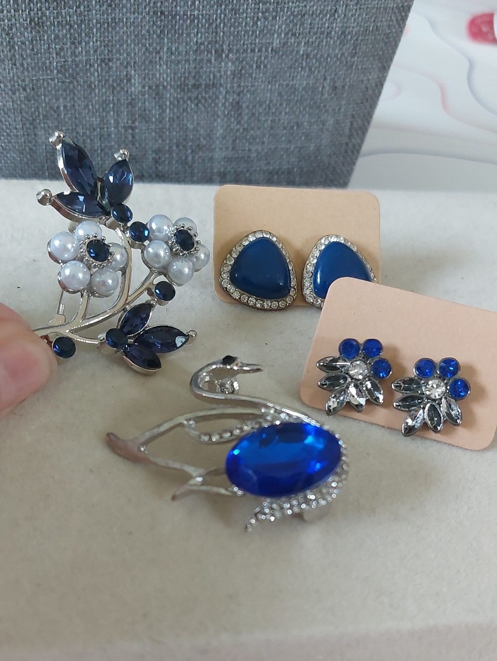Vintage Blue Rhinestone Jewelry Lot 2 Brooches & 2 Earring Pairs
